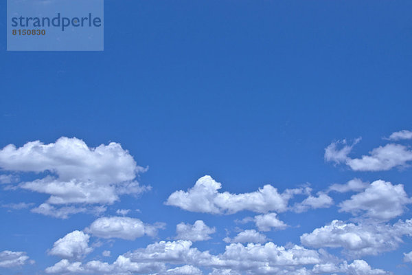 Blauer Himmel mit Wolken