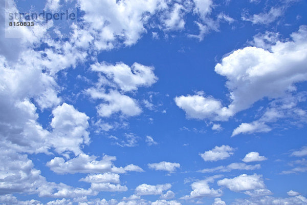 Blauer Himmel mit Wolken