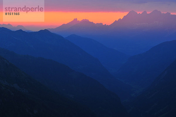 Ausblick auf die Gipfel der Bischofsmützen  links  und das Dachsteinmassiv  rechts  über das Obertal hinweg im Abendlicht