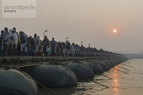 Menschenmenge bei der Ankunft auf dem Kumbha Mela Gelände  zu Fuß auf Pontonbrücke