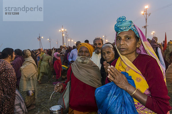 Menschen beten in den frühen Morgenstunden  hinduistische Massenwallfahrt  Kumbha Mela