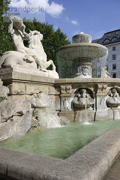 Wittelsbacher Brunnen am Lenbachplatz  München  Bayern  Deutschland