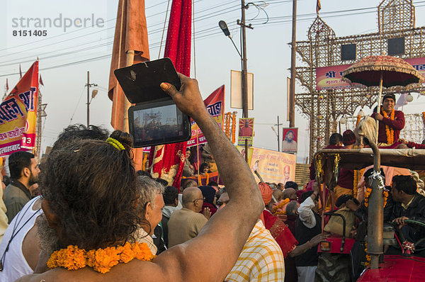 Sadhu  heiliger Mann  fotografiert beim Shahi Snan  dem königlichen Bad  während des Kumbha Mela Festivals