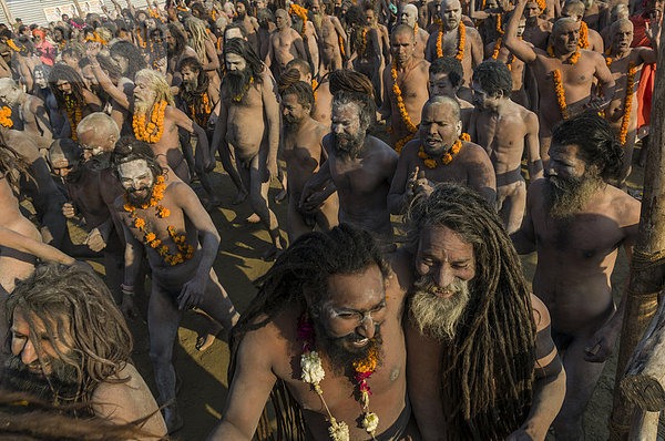 Masse von nackten Naga Sadhus  heilige Männer  nimmt an der Shahi Snan Prozession teil  königliches Bad  während des Kumbha Mela Festivals