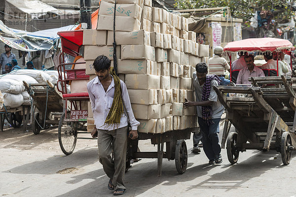Männer beim Transport von Waren auf einem Handwagen  Khari Baoli Road
