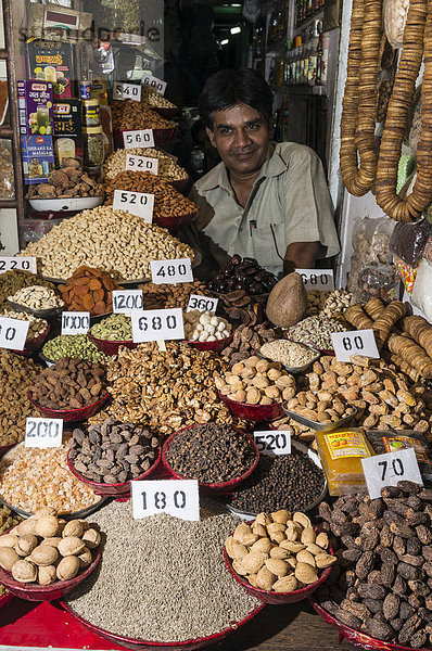 Händler verkauft Nüsse und Gewürze auf dem Gewürzmarkt