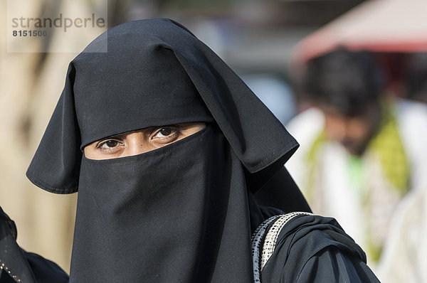 Porträt einer muslimischen Frau mit schwarzem Schleier