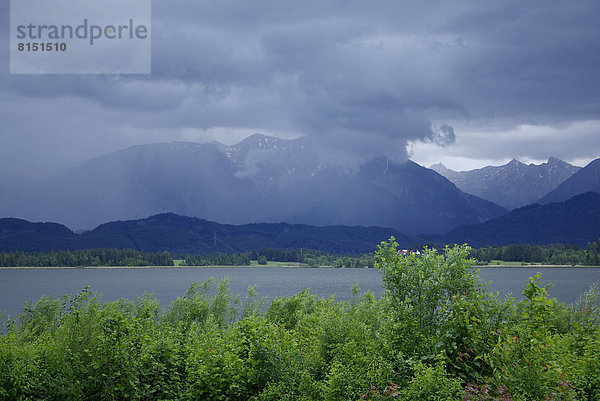 Unwetter über dem Hopfensee im Ostallgäu in Bayern  Deutschland