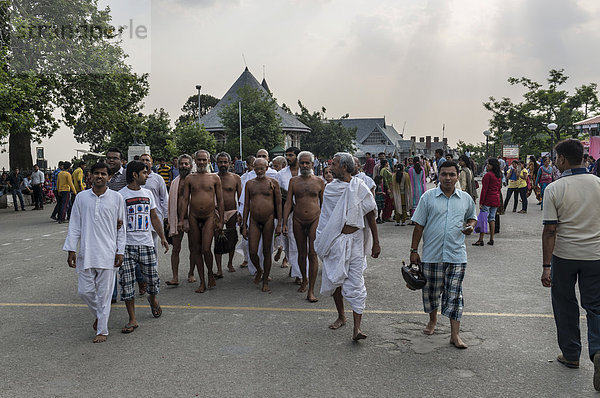 Der sehr seltene Anblick einer Gruppe von nackten Jain Mönchen unterwegs auf der Mall Road
