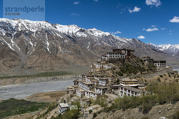 Kye-Kloster oder Key Gompa  ein tibetanisch-buddhistisches Kloster auf einem Hügel  schneebedeckte Berge hinten