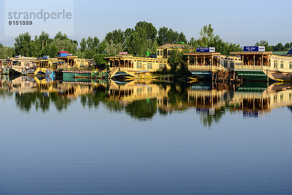Hausboote auf dem Dal Lake oder Dal-See  mit Spiegelung