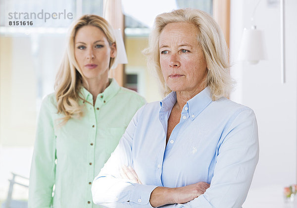 Mutter mit erwachsener Tochter  ernster Blick