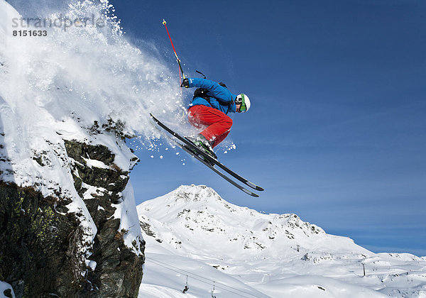 Skifahren im freien Gelände  Sprung vom Felsen