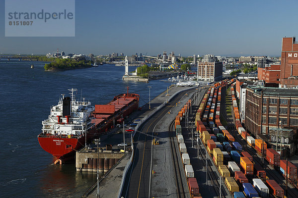 Schiff und Container im Alten Hafen