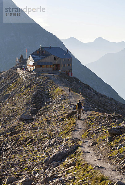 Wanderer an der Berghütte Cabane de Pannossière