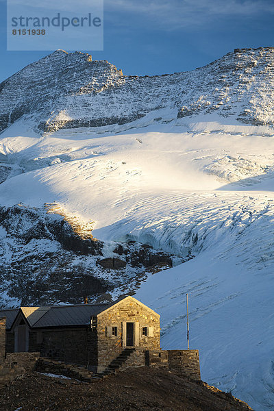 Monte-Leone-Hütte mit Monte Leone und Chaltwassergletscher