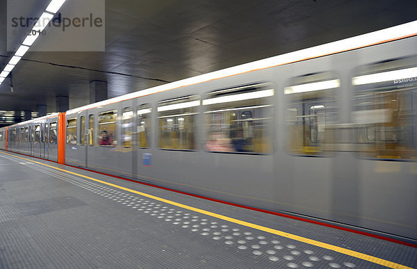 Einfahrende U-Bahn  Metro