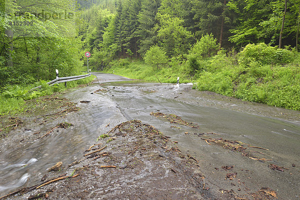 Straße im Harz mit Wasser und Geröll nach schweren Regenfällen
