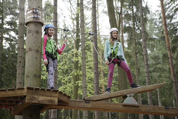 Zwei Mädchen  12 Jahre  im Kletterzentrum  Kletterpark
