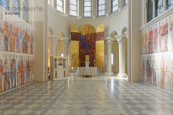 Seccomalerei und Altar von Valentin Oman  1987  in der Kirche von Schloss Marianum Tanzenberg