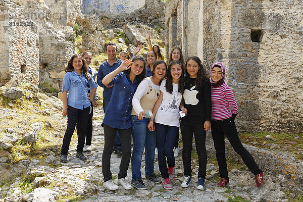 Gruppe Schulmädchen in ehemals griechischer Geisterstadt