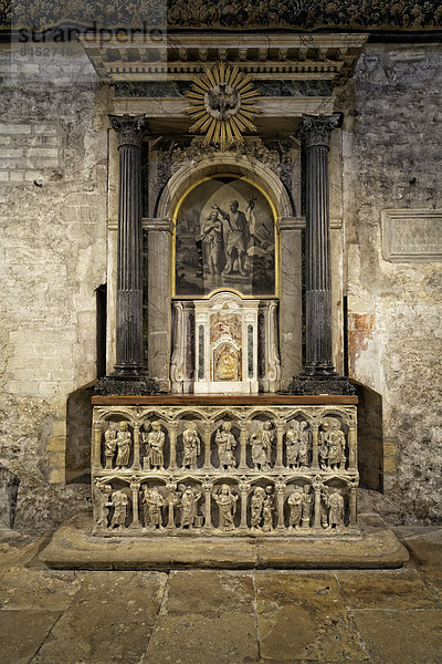 Seitenaltar  ein Marmorsarkophag aus dem 4. Jahrhundert  Kathedrale Saint-Trophime