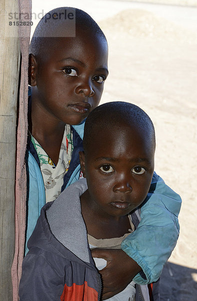 Afrikanische Jungen  etwa 8 und 9 Jahre