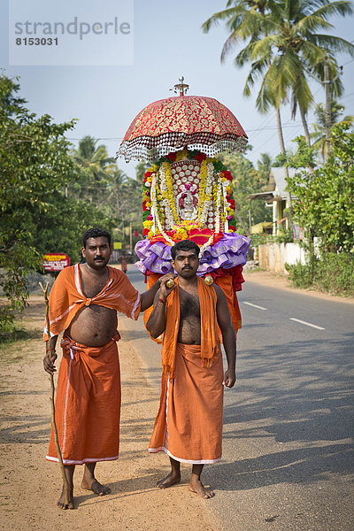 Prozession mit Hindu-Pilgern zu Ehren einer lokalen Schutzgöttin