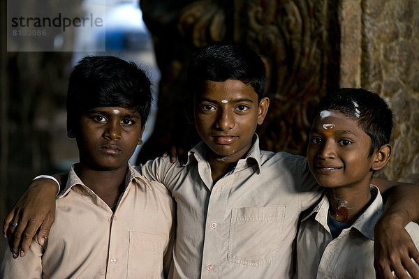 Drei Jungen mit Bindi auf der Stirn im Minakshi oder Meenakshi oder Sri-Minakshi-Sundareshwara-Tempel