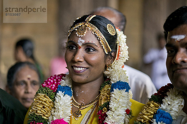 Lächelnde Braut im Minakshi oder Meenakshi oder Sri-Minakshi-Sundareshwara-Tempel