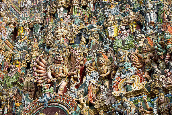Bunte Götter-Statuen und Dämonen-Statuen auf Gopuram oder Gopura oder Torturm  Minakshi oder Meenakshi oder Sri-Minakshi-Sundareshwara-Tempel