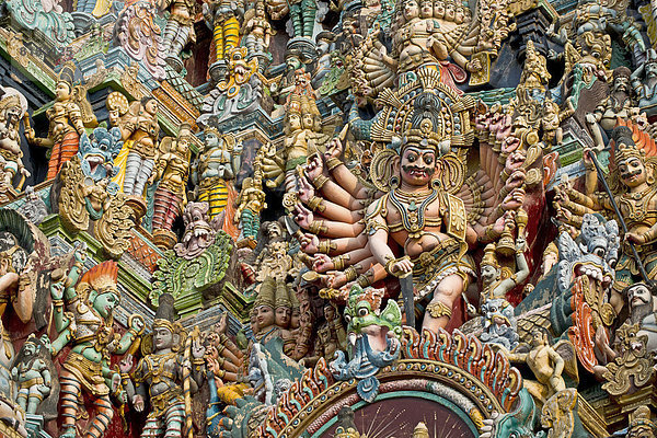 Bunte Götter-Statuen und Dämonen-Statuen auf Gopuram oder Gopura oder Torturm  Minakshi oder Meenakshi oder Sri-Minakshi-Sundareshwara-Tempel