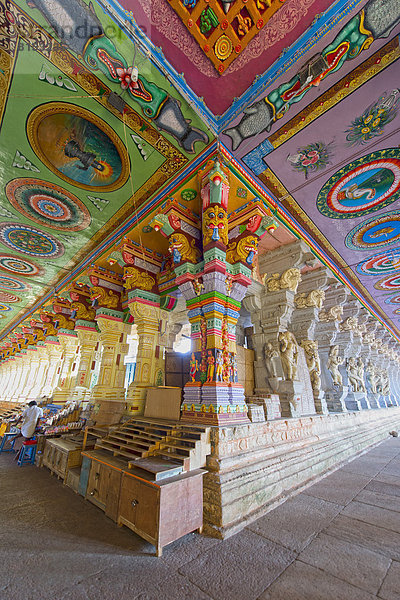 Bunt bemalte Säulen und Decke  Ramanathaswami-Tempel