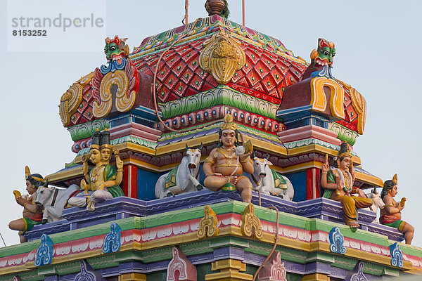 Bunter Götterreigen auf Gopuram oder Tempeltor eines Hindu-Tempels