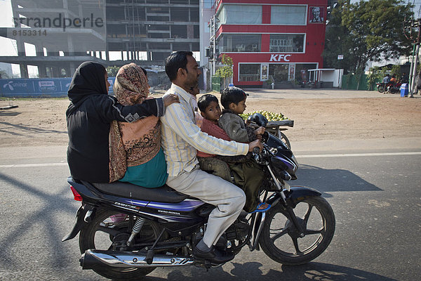 Zwei Frauen  ein Mann und zwei Kinder auf einem Motorrad