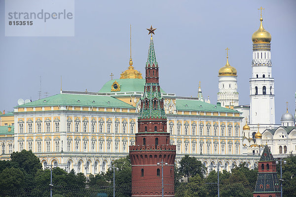 Kreml  gesehen von der Brücke an der Christi-Erlöser-Kathedrale