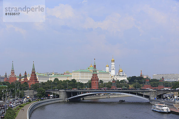 Kreml und die Moskwa  gesehen von der Brücke an der Christi-Erlöser-Kathedrale