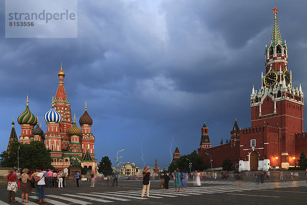 Roter Platz oder Krasnaja Ploschtschad mit Kreml und Basilius-Kathedrale  Gewitterstimmung mit Blitzen an einem Sommerabend