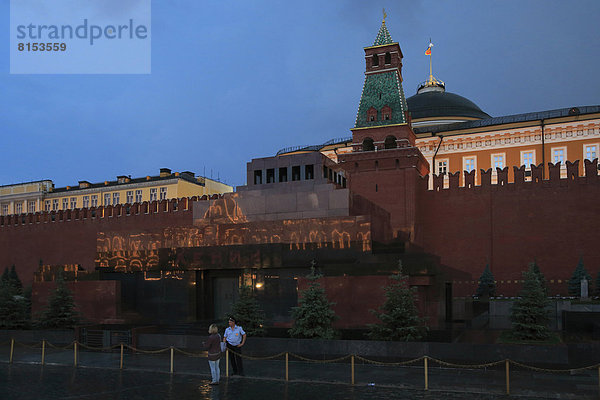 Kreml und Lenin-Mausoleum  Spiegelung des Kaufhaus GUM in der Marmorwand des Mausoleums  Roter Platz  Krasnaja Ploschad  am Abend