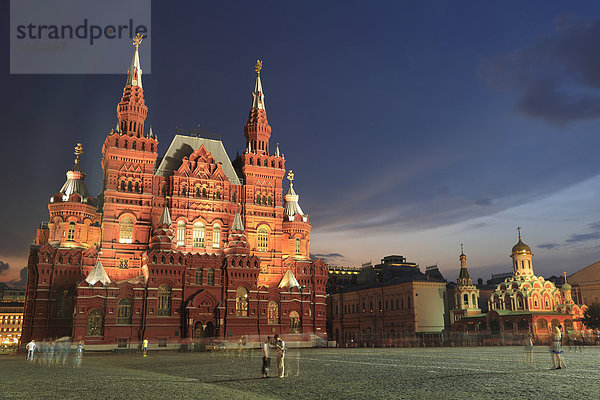 Roter Platz  Krasnaja Ploschad  mit Historischem Museum und Muttergottes-von Kasan-Kathedrale  bei Gewitterstimmung  abends