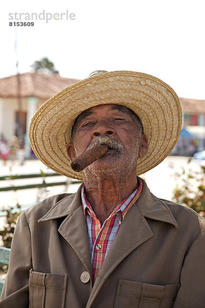 Älterer Mann mit Zigarre
