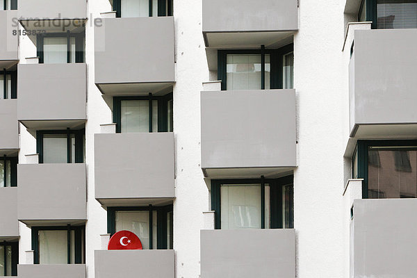 Essgeschirr Symbol Gebäude Balkon Fahne Nachbarschaft Wohngebiet türkisch