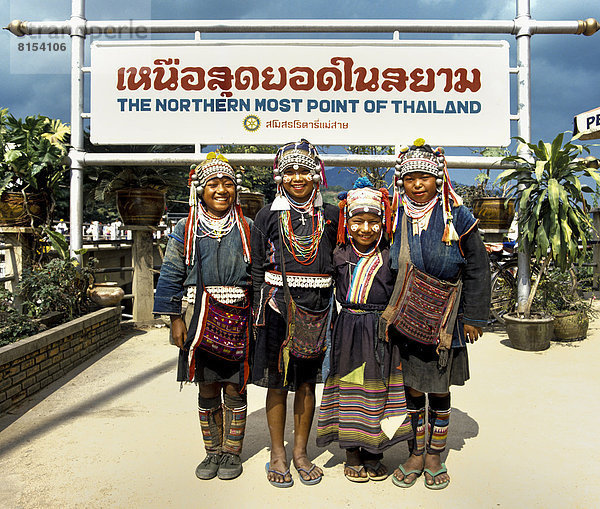 Mädchen vom Bergvolk der Akha mit traditionellen Kostümen und Kopfschmuck am nördlichsten Punkt in Thailand