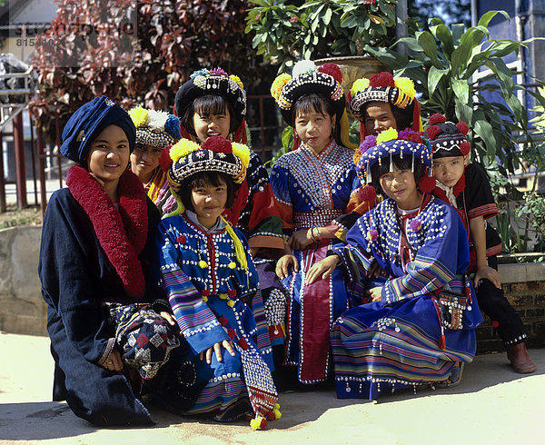 Gruppe von Kindern vom Bergvolk der Lisu mit traditionellen Kostümen und Kopfschmuck