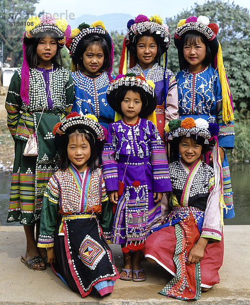 Gruppe von Mädchen vom Bergvolk der Lisu mit traditionellen Kostümen und Kopfschmuck