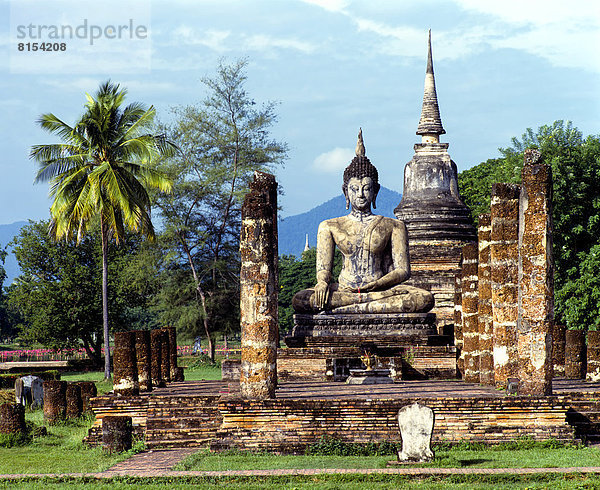 Sitzender Buddha im Wat Mahathat  Tempel-Ruinen  Säulen  Chedi  Geschichtspark Sukhothai