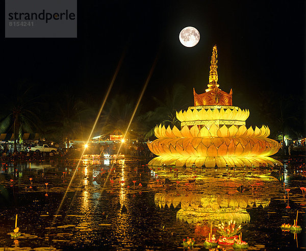 Loi Krathong Fest  Riesen-Krathong im Teich  Vollmond  Geschichtspark Sukhothai  bei Nacht