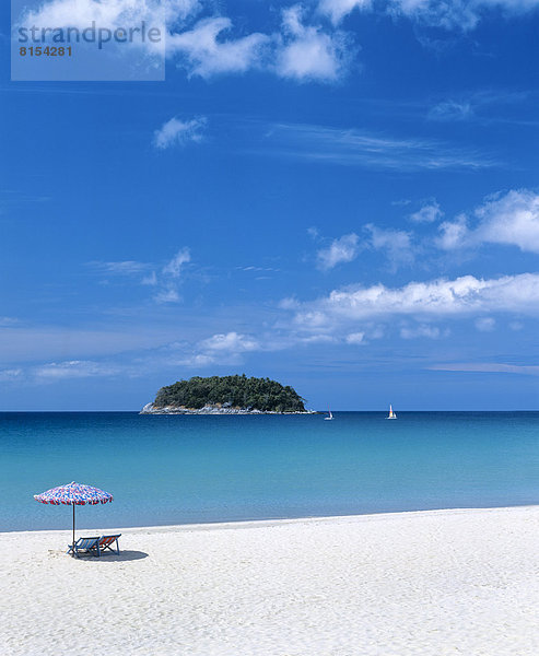 Sonnenschirm und Liegestühle  Strand Kata Beach mit der Insel Ko Pu  Andamanensee