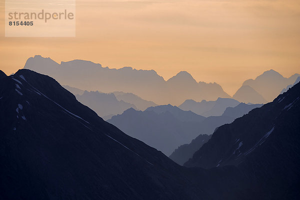 Bergpanorama bei Sonnenaufgang