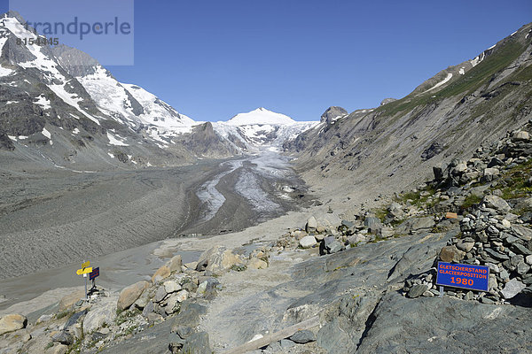 Tafel über den Gletscherstand vom Jahre 1980 am Pasterze-Gletscher  hinten der Johannisberg